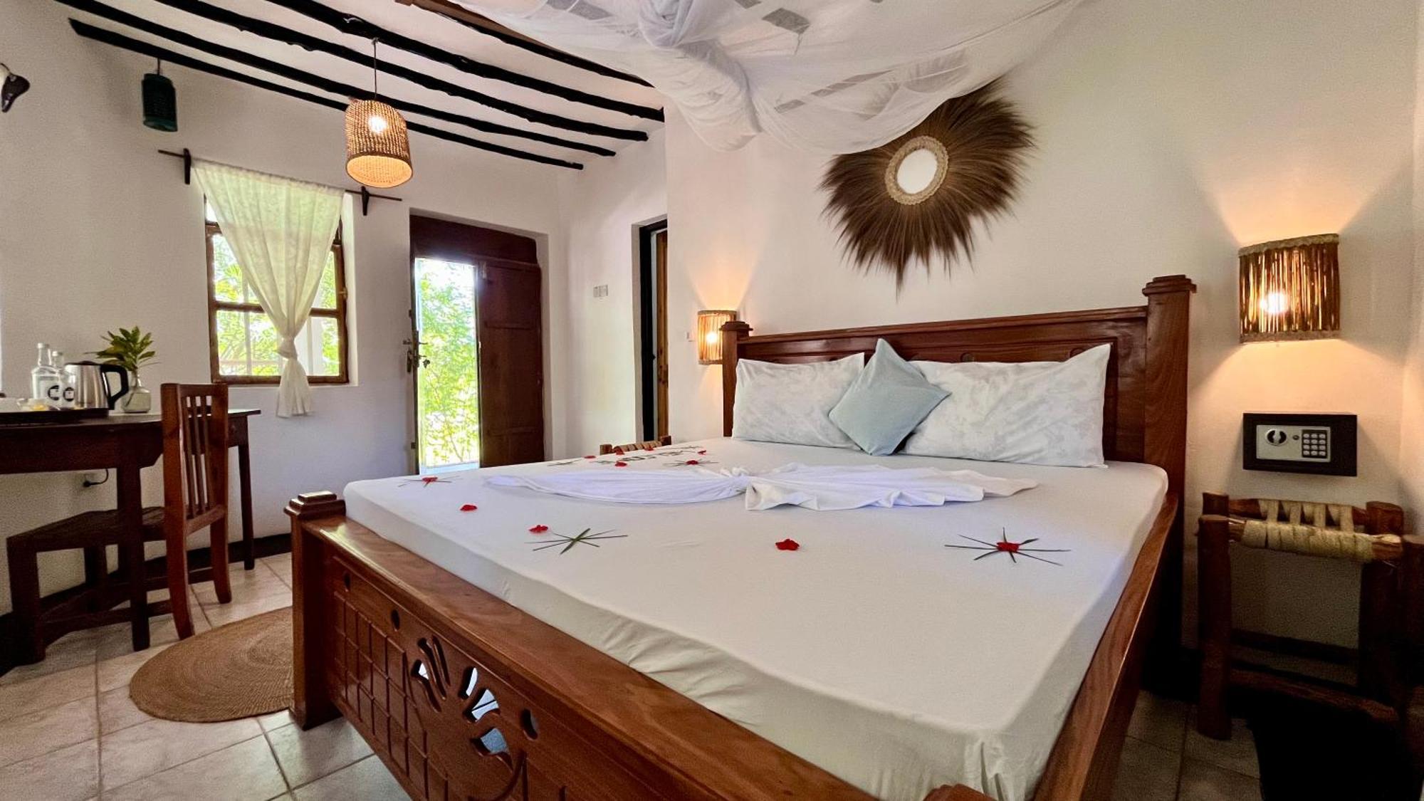 Tiki Beach Club & Resort (Adults Only) Буейю Екстериор снимка